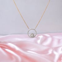 عقد فاخر بتصميم أنيق ودائري مرصع بالألماس الزركون...