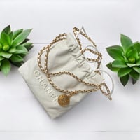 أبيض و ذهبي