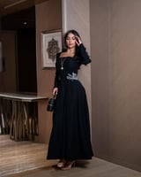 فستان أسود راقٍ بتطريز فخم عالخصر