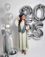 ارواب تخرج 2025 بطقم وشاح وقبعة مطرز بالاسم