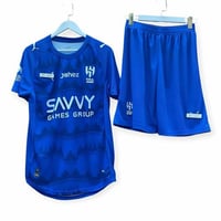 طقم مستوحى تصميمة من طقم الهلال الرسمي 2026 لون از...