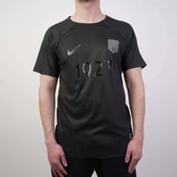 تيشيرت مستوحى تصميمة من تيشرت نادي تاسيس الاتحاد ا...