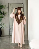 لبس تخرج بيج 2025 مطرزة بالاسم