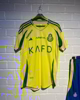 طقم مستوحى تصميمة من طقم نادي النصر الرسمي الاساسي...