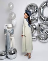 ارواب تخرج 2025 بطقم وشاح وقبعة مطرز بالاسم