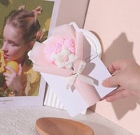 بطاقة اهداء - باقة ورد بارزة بالصوف