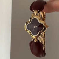 أحمر