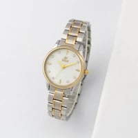 ساعة نسائية من ايفرد بتصميم انيق - فضي وذهبي