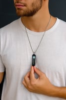 سلسلة رجالية بتصميم لوح تزلج أسود بنقشة زهرة الأقح...