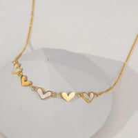 سلسال نسائي على شكل قلوب