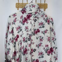 مُزْن – شرشف صلاة بسحاب أمامي باللون الأبيض السكري