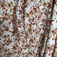 دفء الورد – شرشف صلاة بسحاب أمامي باللون العاجي