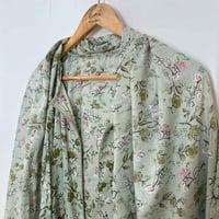 سُكون الزهر – شرشف صلاة بسحاب أمامي باللون الأخضر