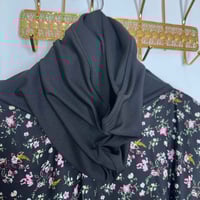 هالة – شرشف صلاة مخنق باللون الأسود