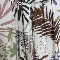 هدوء النسيم – شرشف صلاة بنقشة أوراق هادئة