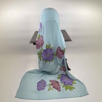 طرحة شيفون سماوي - أزهار الخزامى - مرسومة يدوياً