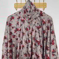 رونق الزهر – شرشف صلاة بسحاب أمامي باللون الرصاصي