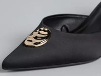 أسود