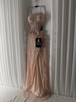 فستان سهره فصوص لحمي فتحه في الجنب