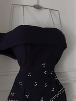 فستان ناعم اسود حركة مع الكتف