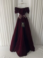 فستان سهرة مخمل خمري مطرز