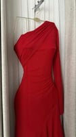 فستان أحمر ميدي بكتف واحد
