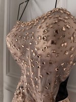 فستان سهره فصوص لحمي فتحه في الجنب