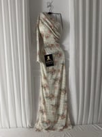 فستان سهره سكري مكشوف الكتب