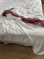 فستان أبيض شيفون وردي