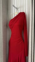 فستان أحمر ميدي بكتف واحد