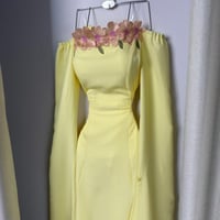 فستان أصفر ناعم بتطريز وردي