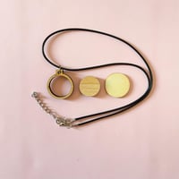 قلائد ( دائرية أو بيضاوية أو مربعة )