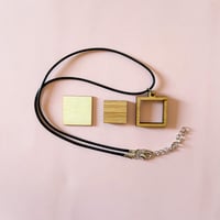 قلائد ( دائرية أو بيضاوية أو مربعة )