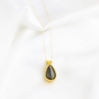 سلسلة من حجر اللابرادوريت ( الطاؤوس)