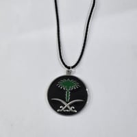 قلادة معلقة على مراه السيارة