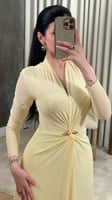 فستان أصفر أنيق من التل الناعم الاسترتش