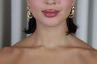 حلق ذهبي بتصميم حرّ ملتف