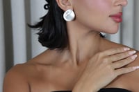 حلق فضي مطفي بتصميم مستدير