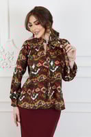 بلوزة بطبعة هندسية بطابع فني