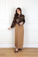 بلوزة بطبعة زهور بألوان ترابية