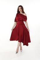 فستان ساتان ميدي بكتف مكشوف