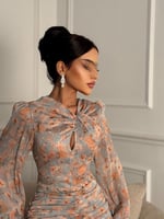 فستان مورد بطيات