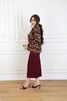 بلوزة بطبعة هندسية بطابع فني