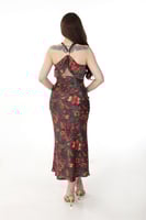 فستان ساتان خفيف لامع بطابع مشجر