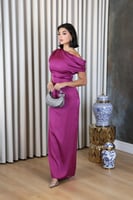 فستان حريري بكتف واحد