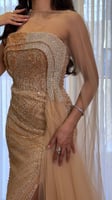 فستان سهرة بلون بيج ذهبي مرصع بشك بالكامل
