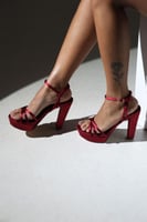صندل نسائي بكعب عريض عالي ورباط كاحل بلون أحمر سات...