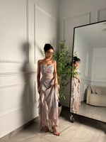 فستان مورد بطيات