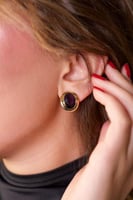 أقراط دائرية بكريستال بنفسجي داكن