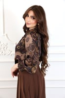 بلوزة بطبعة زهور بألوان ترابية